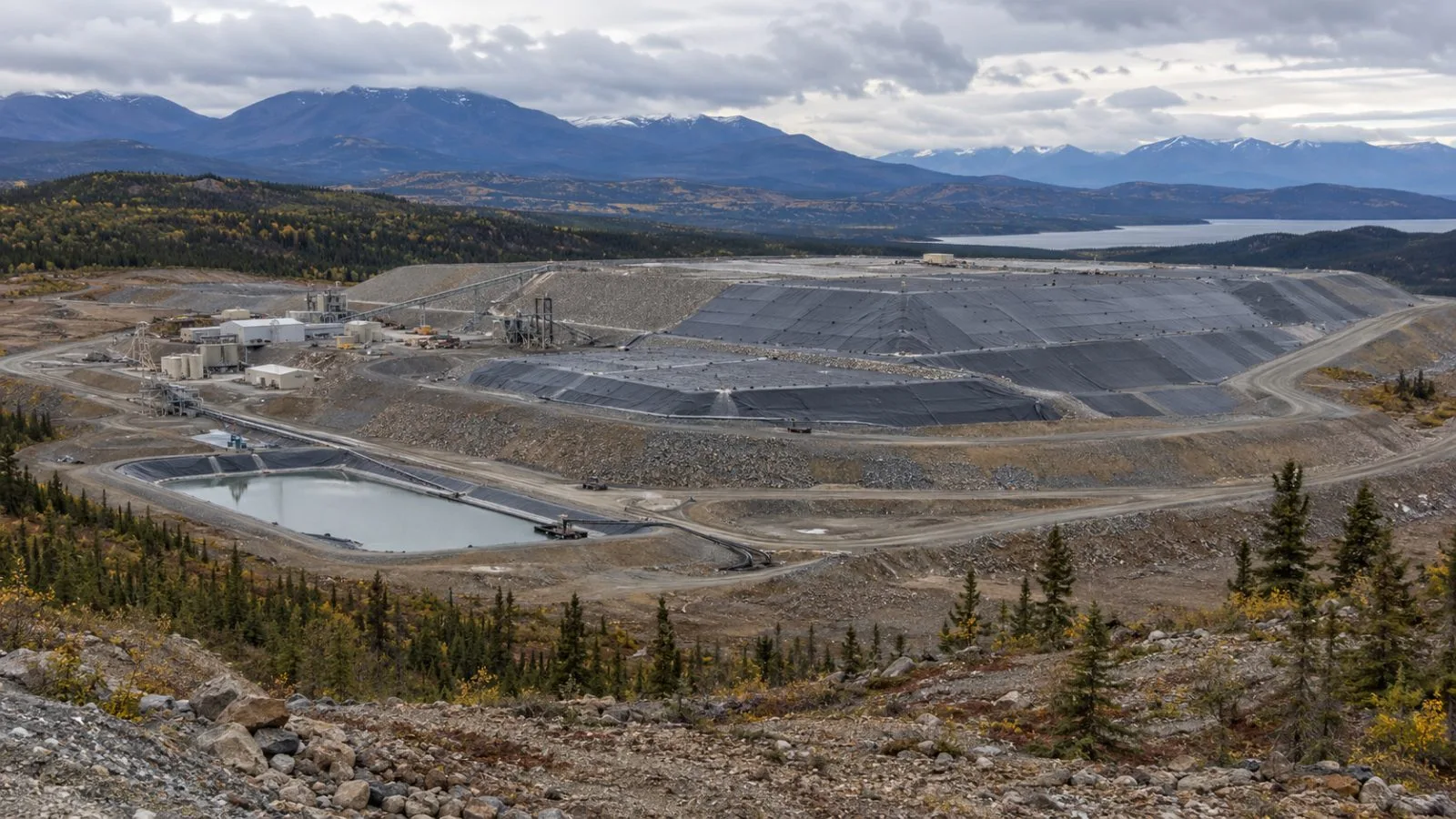 The heap-leach pad and containment earthworks sit at Eagle Gold Mine near Mayo, Yukon. (AI-generated image / EconoTimes)