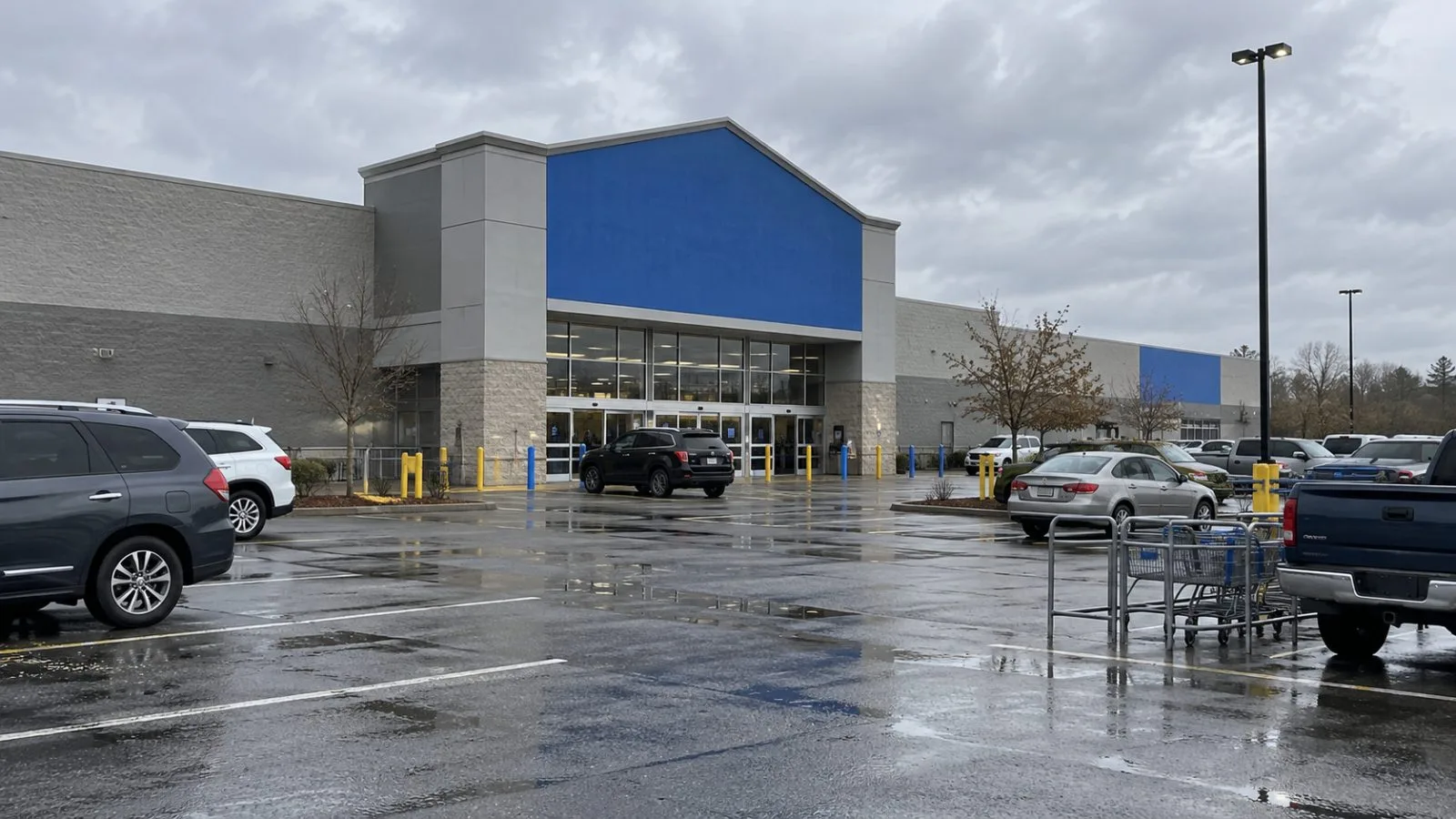 A vehicle sits in the parking lot outside a big-box store in Senatobia, Mississippi. (AI-generated image / EconoTimes)