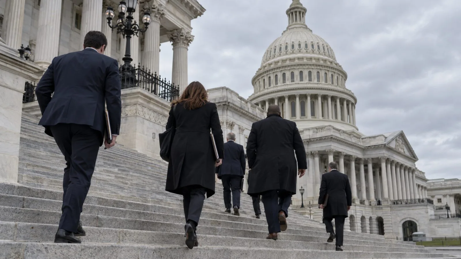 Lawmakers cross the U.S. Capitol grounds in Washington as Congress debates Ukraine support. (AI-generated image / EconoTimes)