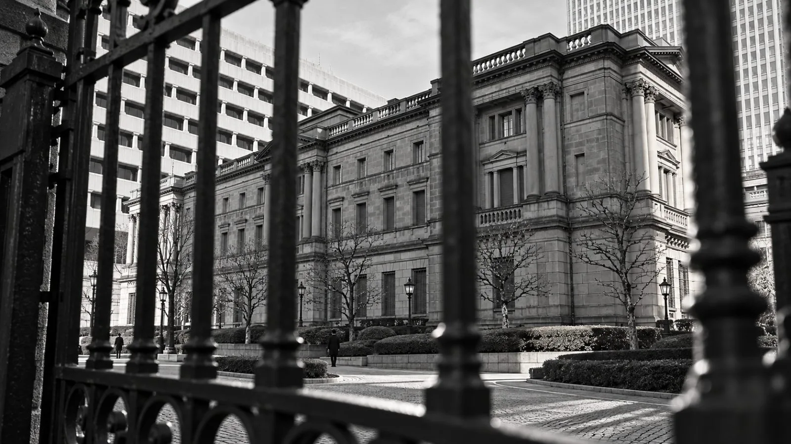 Pedestrians pass the Bank of Japan headquarters in Tokyo on an overcast morning. / TokenPost.ai (mono)