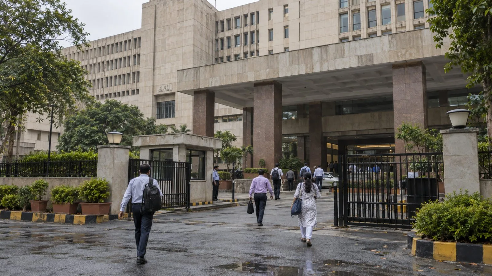 Workers enter a provident fund office in New Delhi, India. (AI-generated image / EconoTimes)