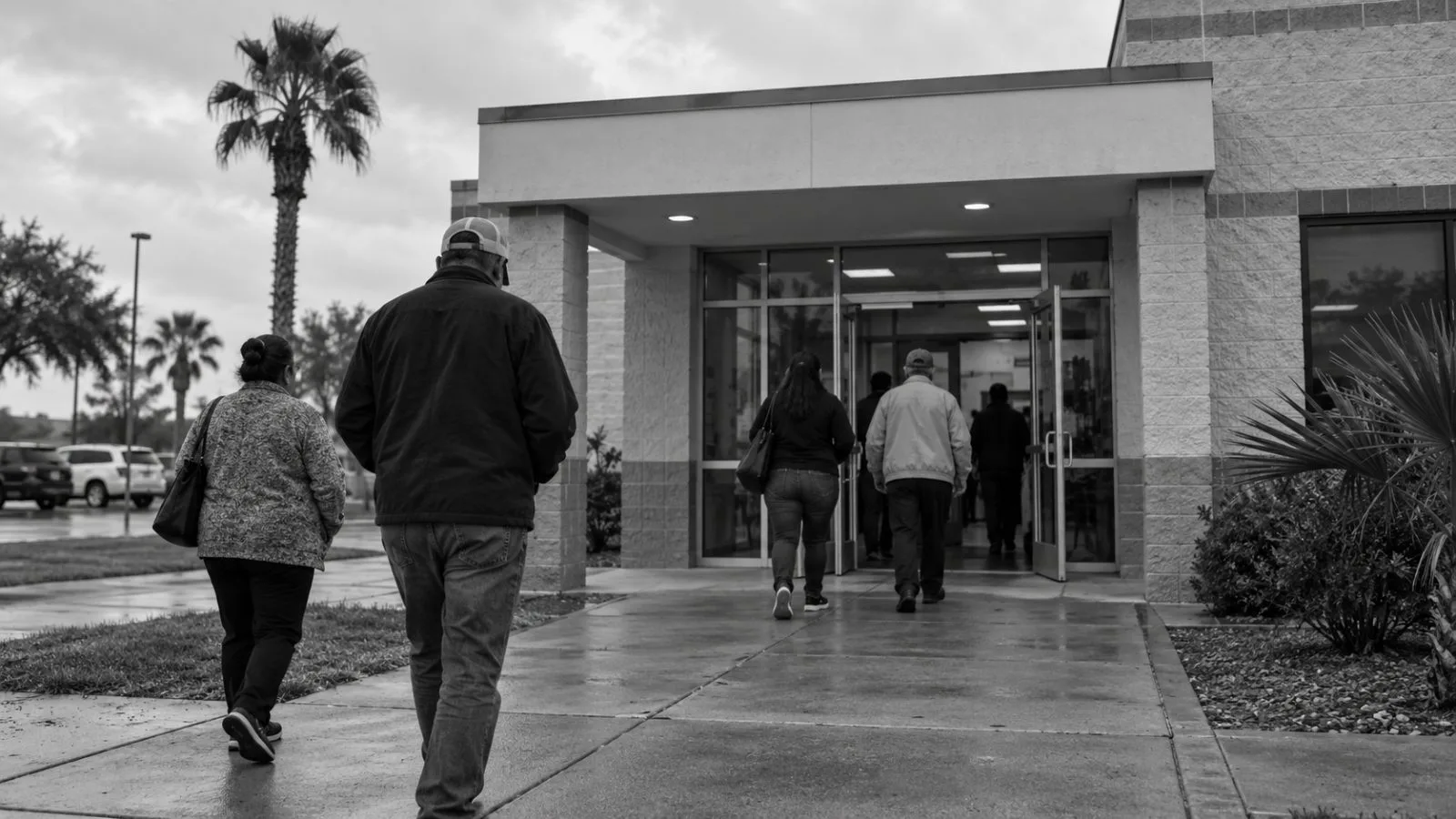 Voters enter an early voting polling station in McAllen, Texas, ahead of the midterms. (AI-generated image / EconoTimes)