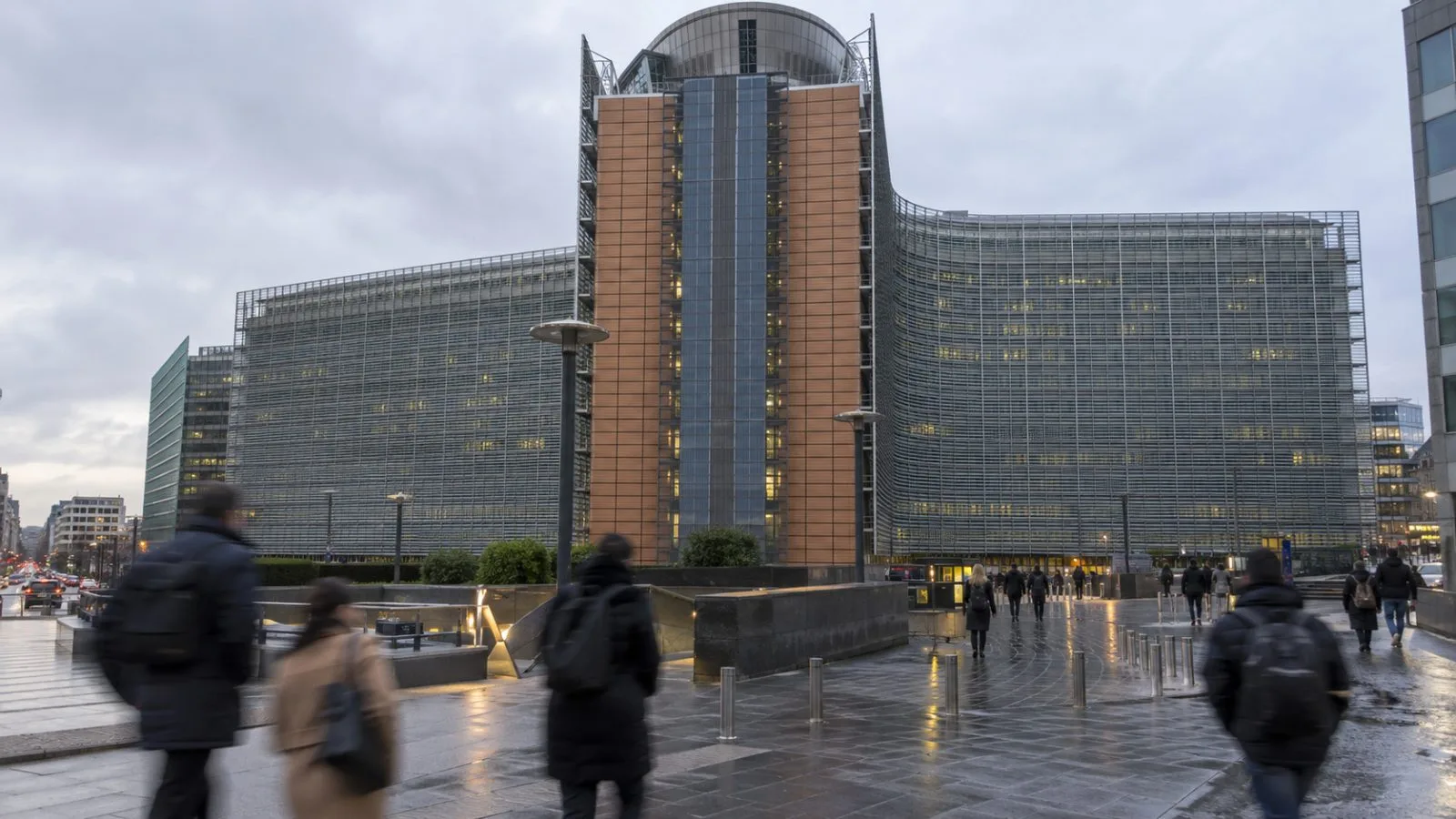 Pedestrians pass the European Commission's Berlaymont headquarters in Brussels on an overcast afternoon. (AI-generated image / EconoTimes)