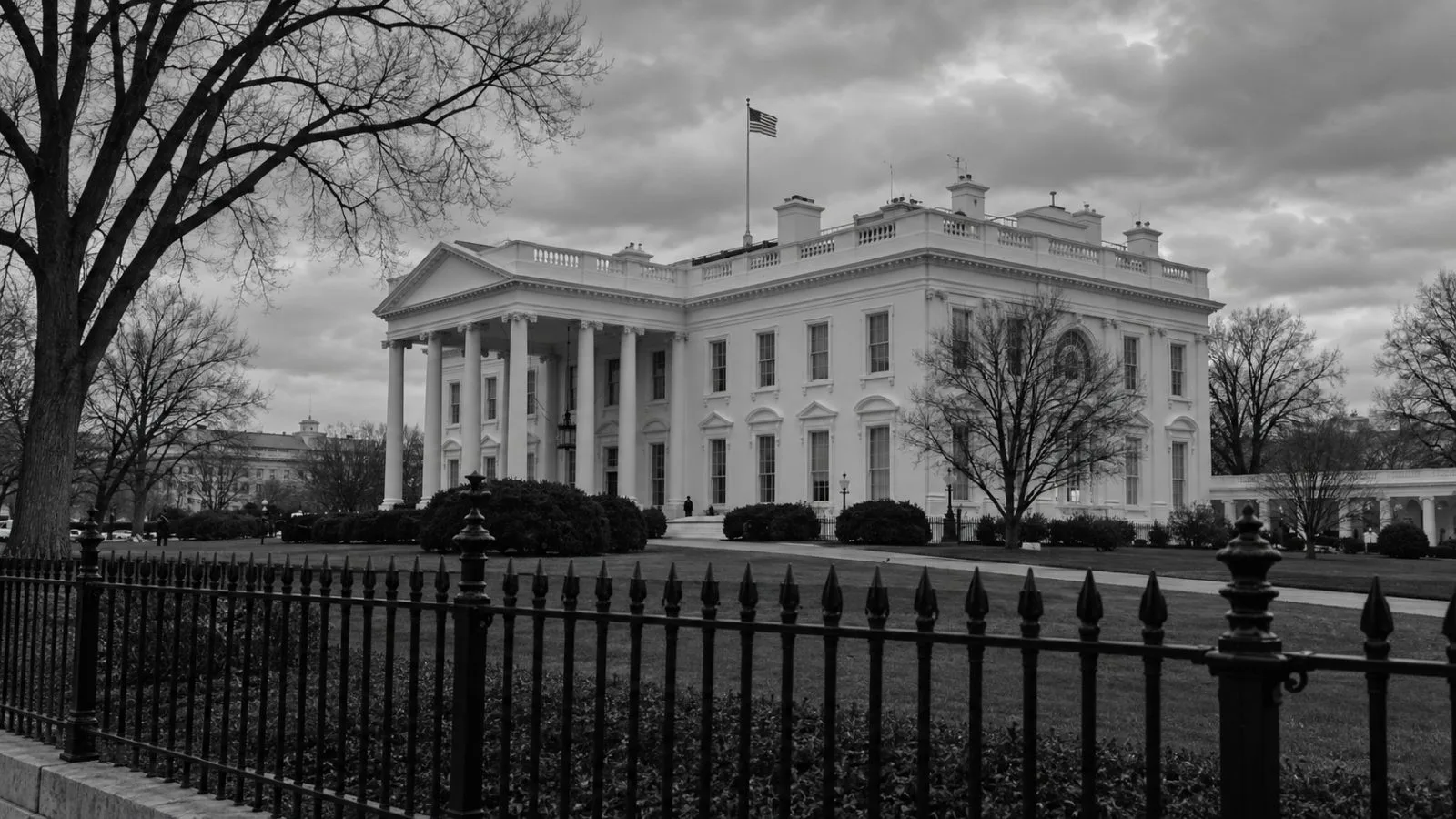 The White House West Wing stands behind its security fence in Washington, D.C. (AI-generated image / EconoTimes)