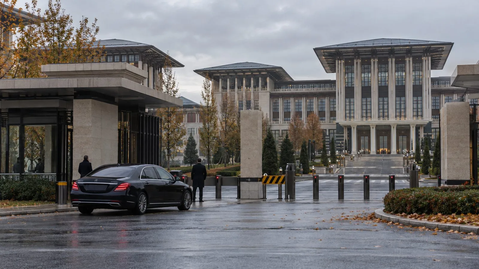 Security barriers line the entrance to Türkiye’s Presidential Complex in Ankara beneath an overcast sky. (AI-generated image / EconoTimes)