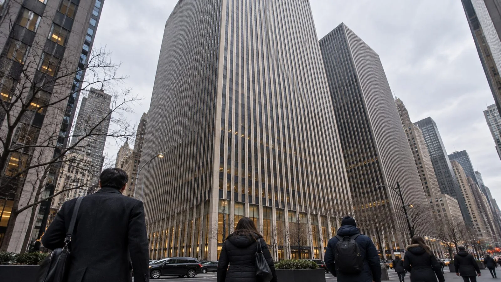 Pedestrians pass an office tower in Midtown Manhattan, New York City. / EconoTimes.ai