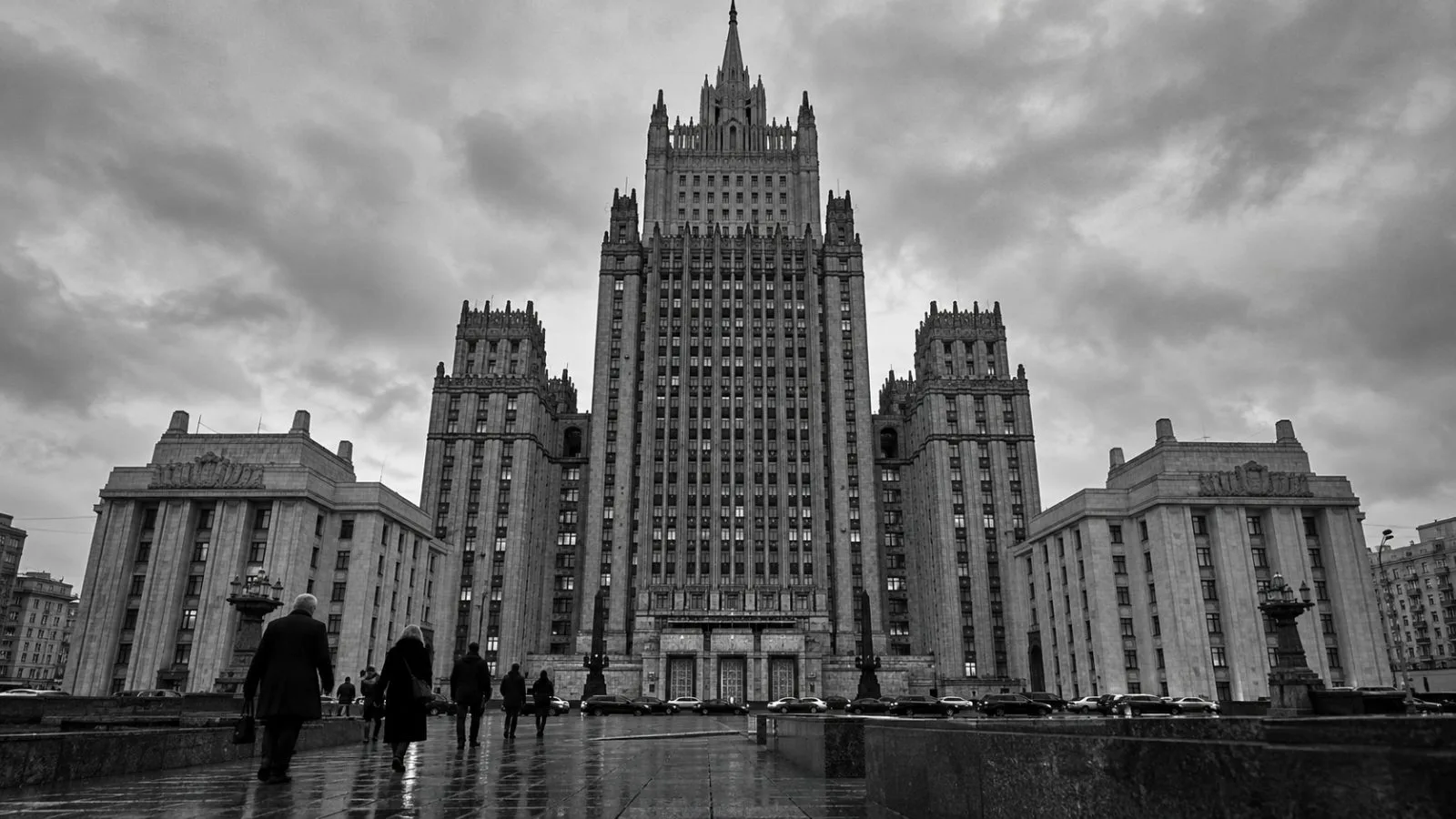 Pedestrians pass the Russian Foreign Ministry building in Moscow on an overcast afternoon. (AI-generated image / EconoTimes)