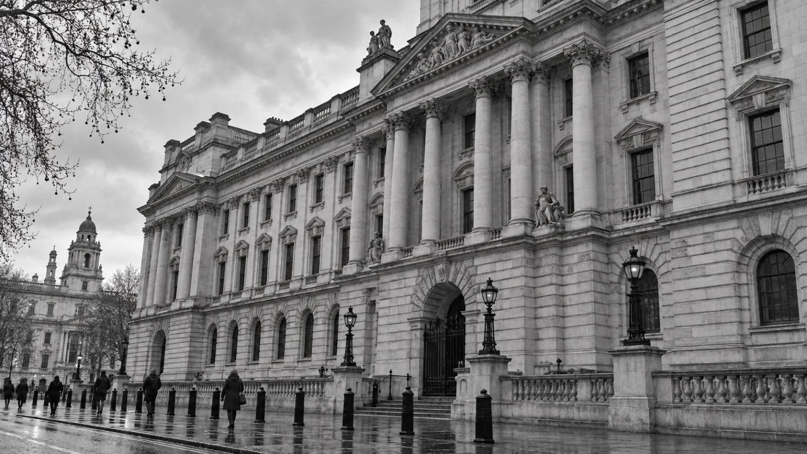 HM Treasury's stone-fronted building stands on Horse Guards Road in London. / EconoTimes.ai