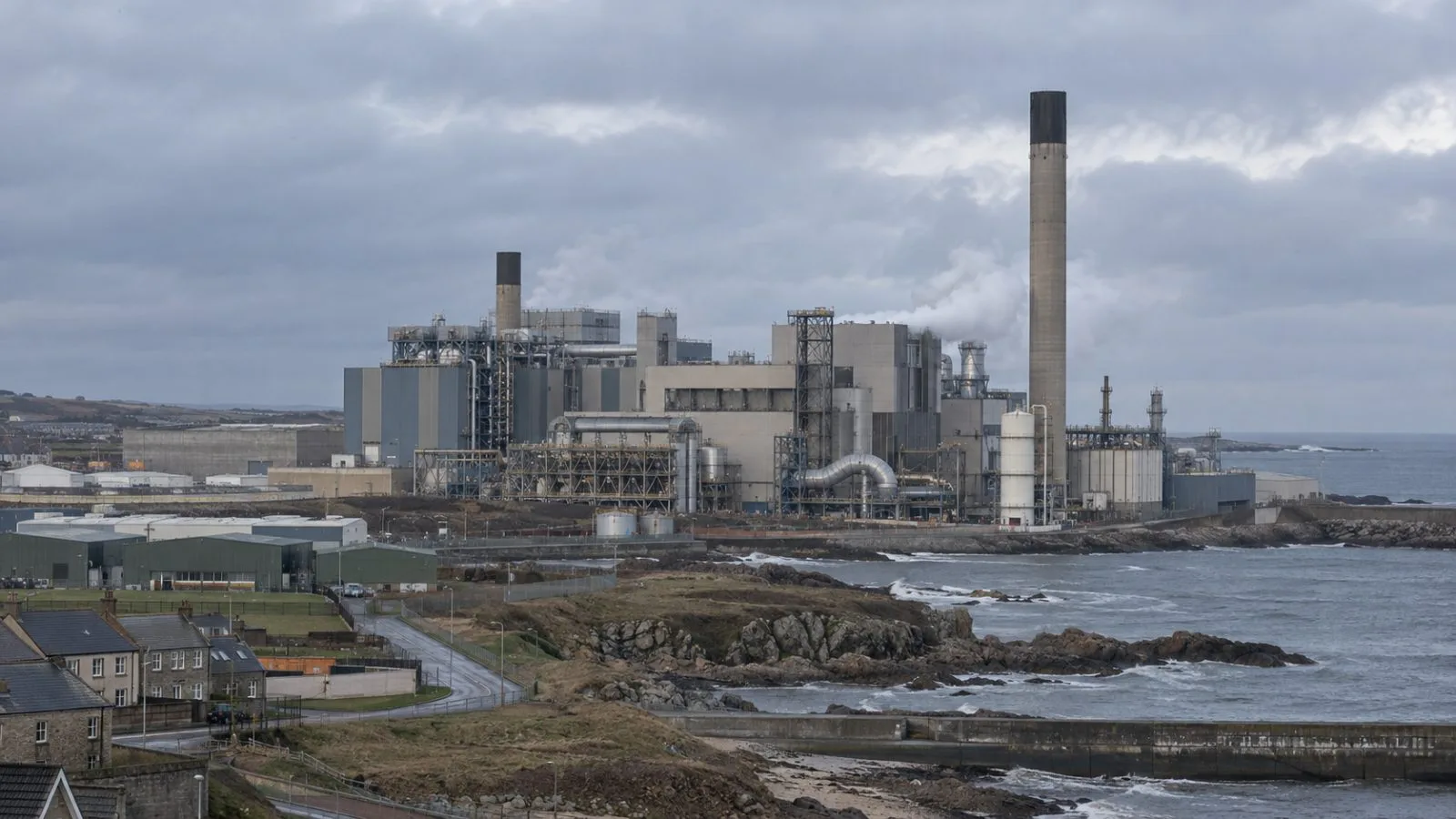The existing Peterhead power station stands in Aberdeenshire beneath a low grey sky. (AI-generated image / EconoTimes)