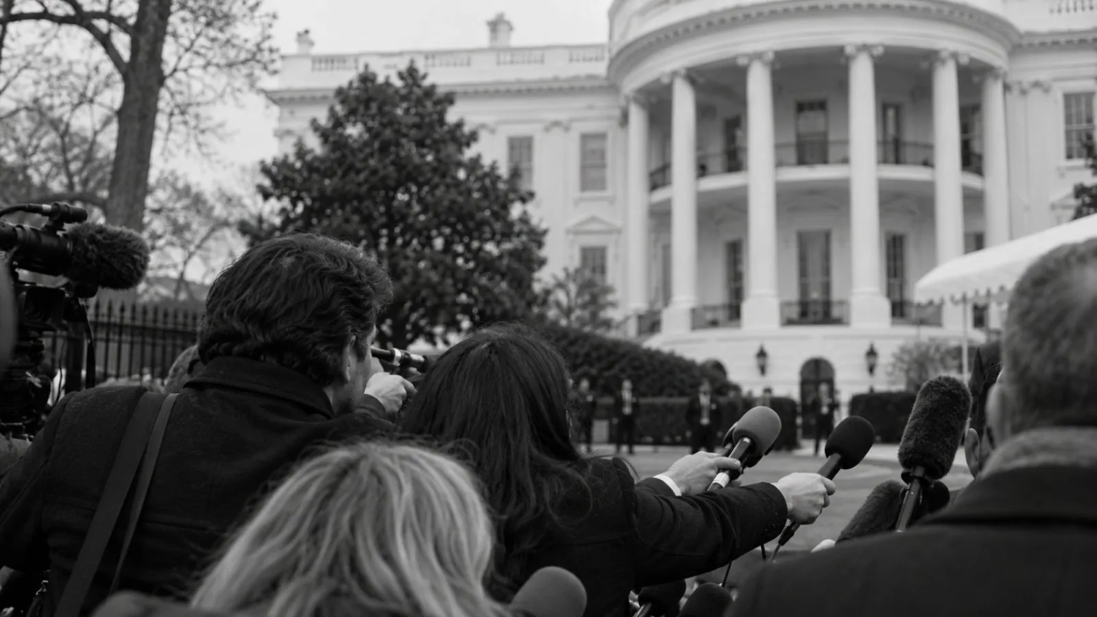 Reporters gather in the White House press area in Washington during an exchange. (AI-generated image / EconoTimes)