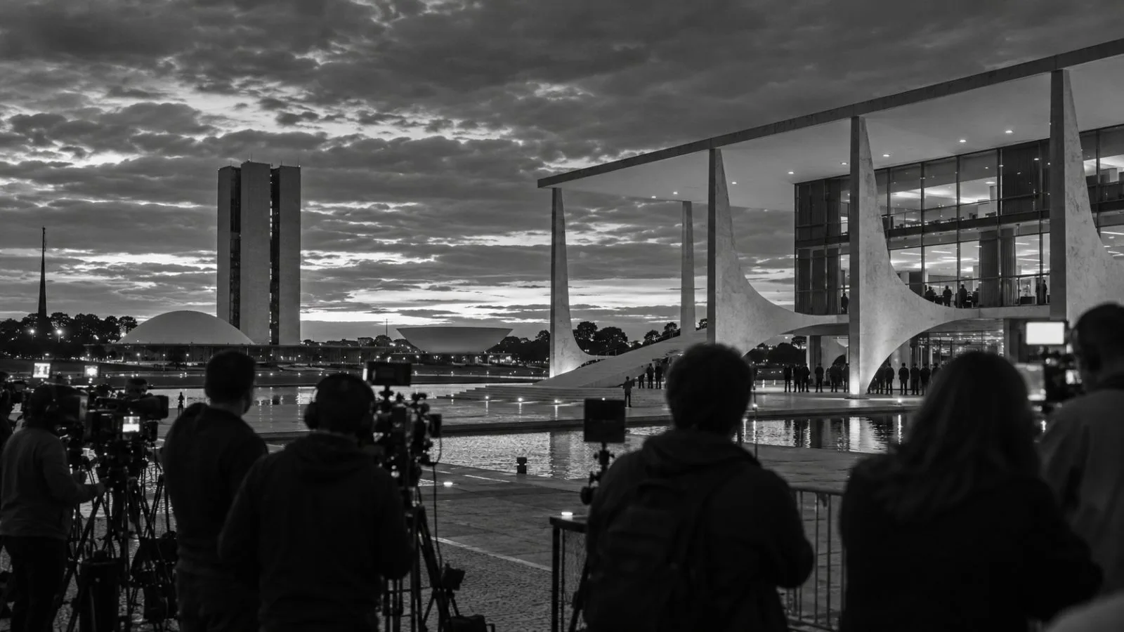 Media crews gather outside Brazil’s Superior Electoral Court in Brasília after the runoff count (AI-generated image / EconoTimes)