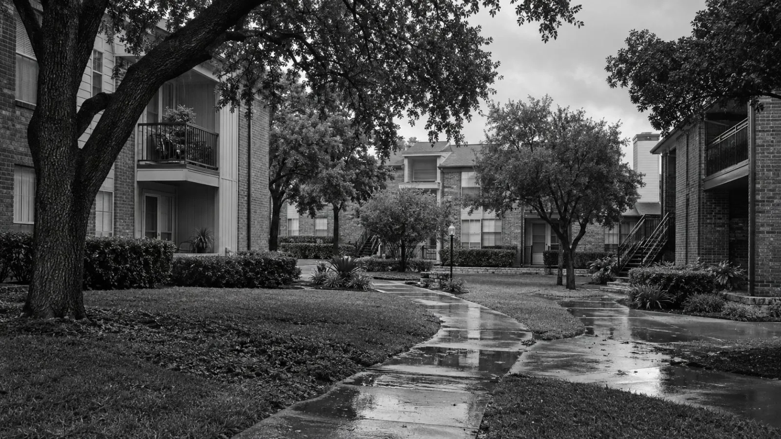Garden-style apartment buildings line a landscaped residential community in Dallas, Texas. (AI-generated image / EconoTimes)
