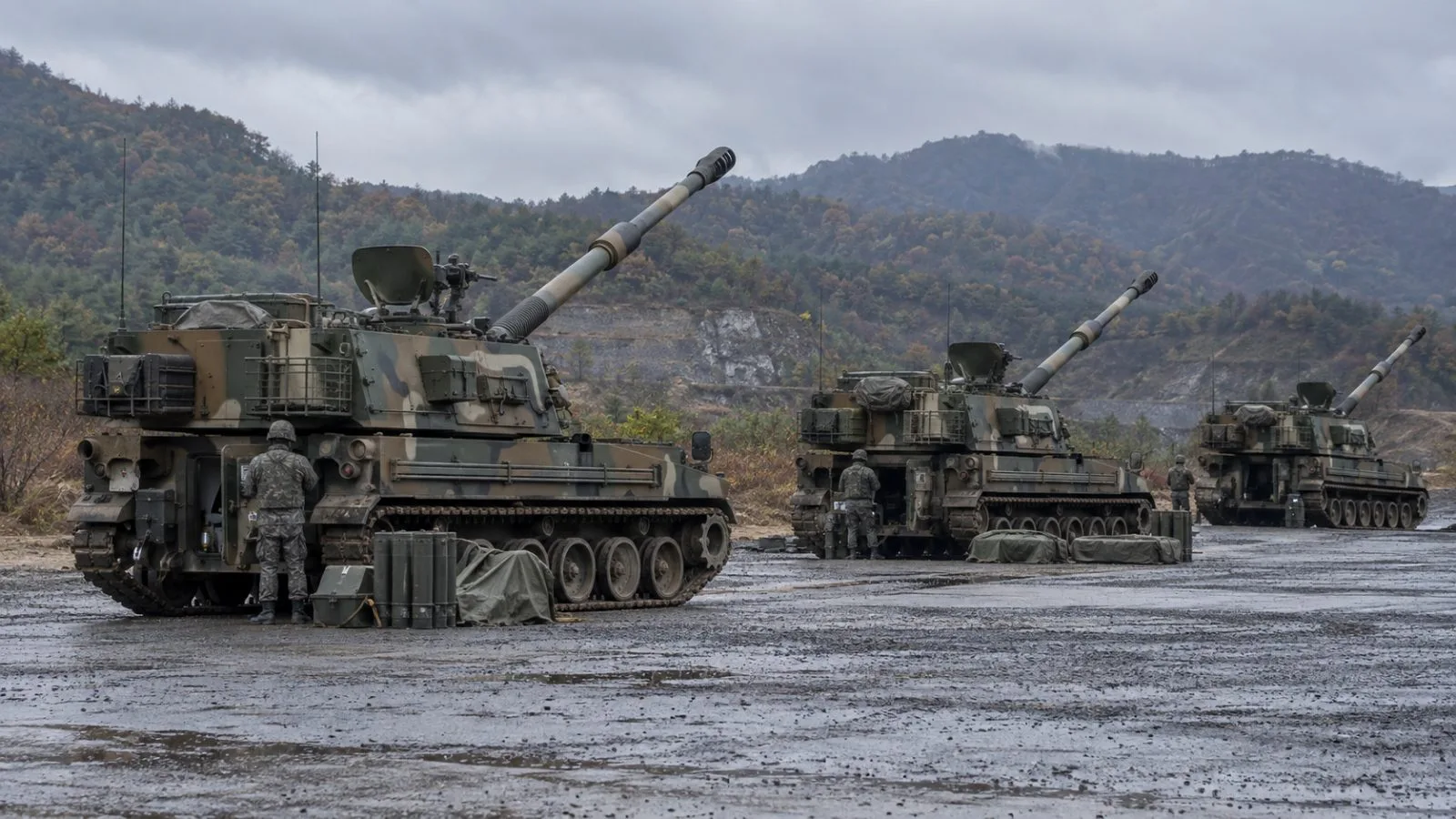 Self-propelled howitzers stand at a training ground in Paju, South Korea. (AI-generated image / EconoTimes)