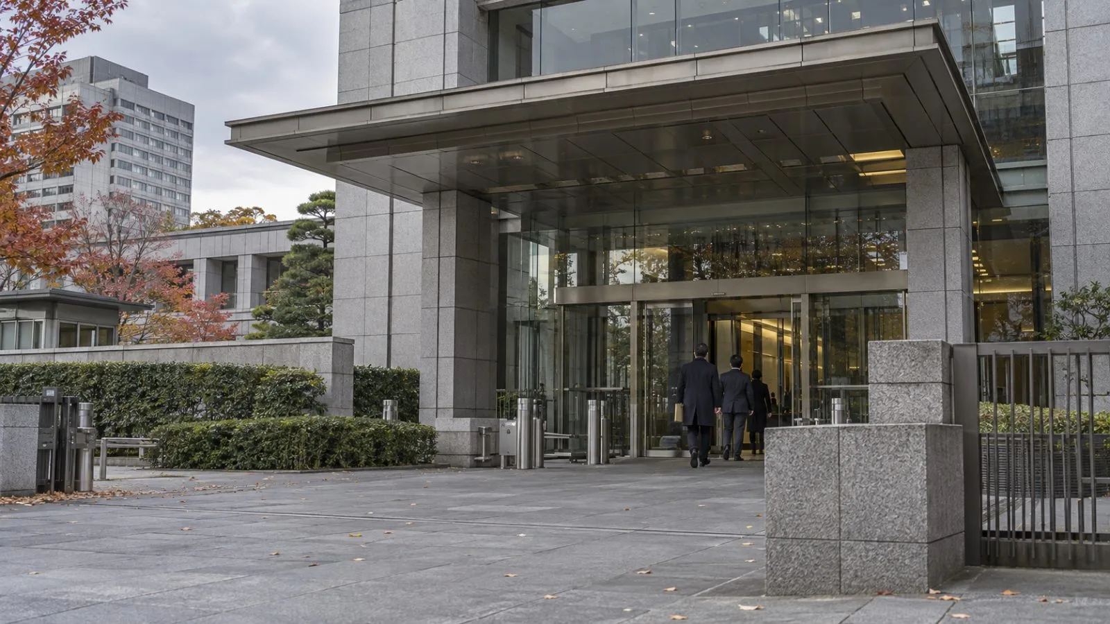 Japan’s Prime Minister’s Office stands beneath an overcast autumn sky in Tokyo. (AI-generated image / EconoTimes)