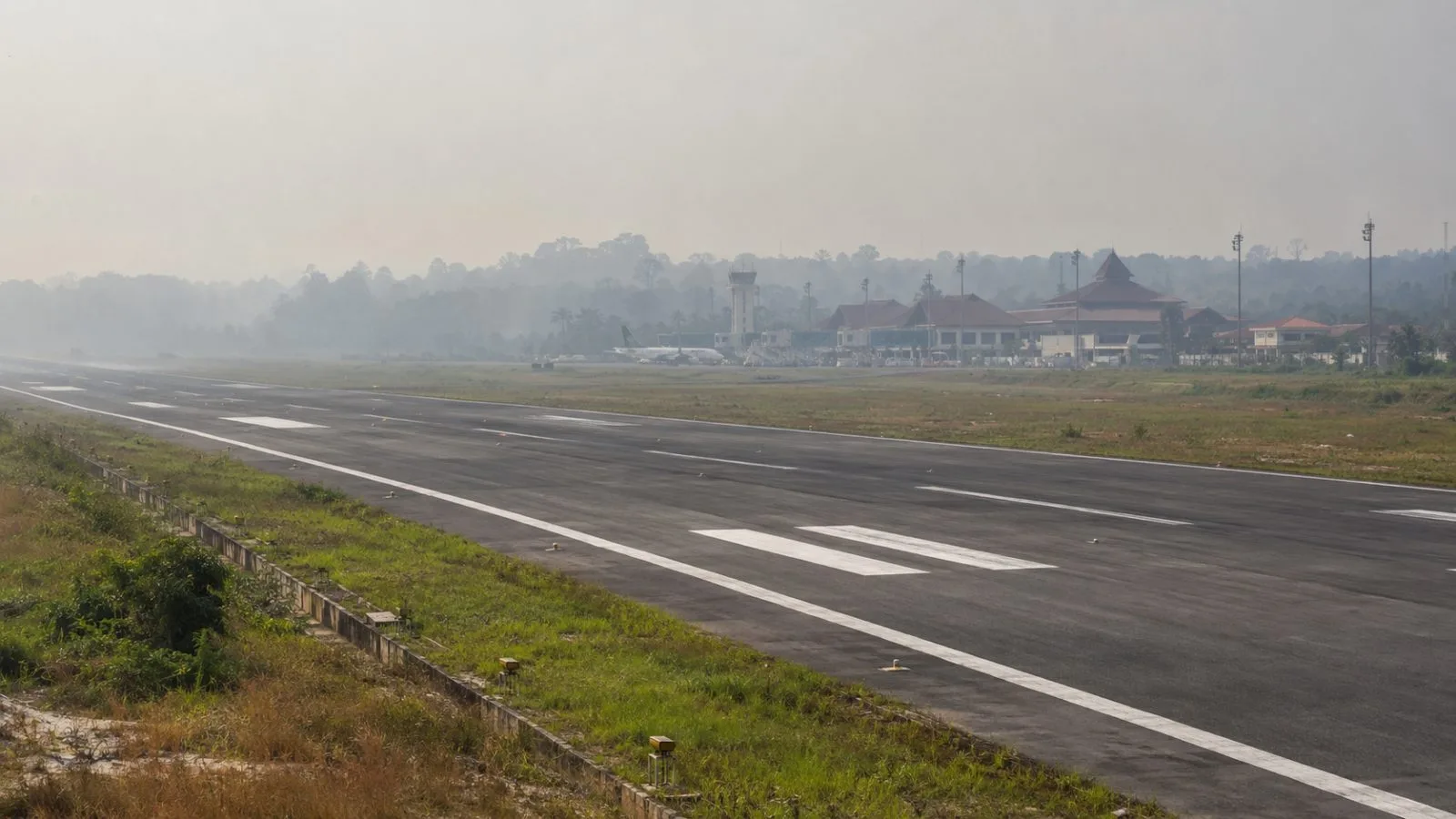Smoke haze veils the runway at H. Asan Airport in Sampit, Indonesia. (AI-generated image / EconoTimes)