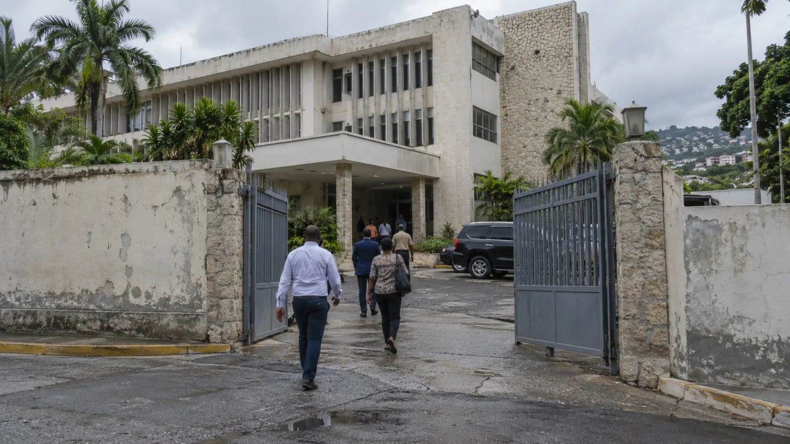 People enter an electoral office building in Port-au-Prince, Haiti. (AI-generated image / EconoTimes)