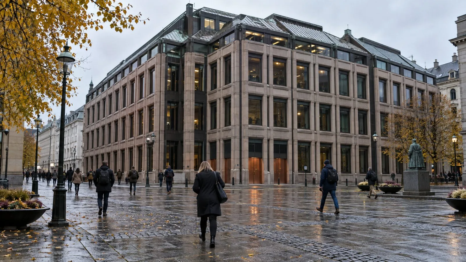 Commuters pass Norges Bank’s headquarters at Bankplassen in Oslo on a wet autumn morning. / EconoTimes.ai