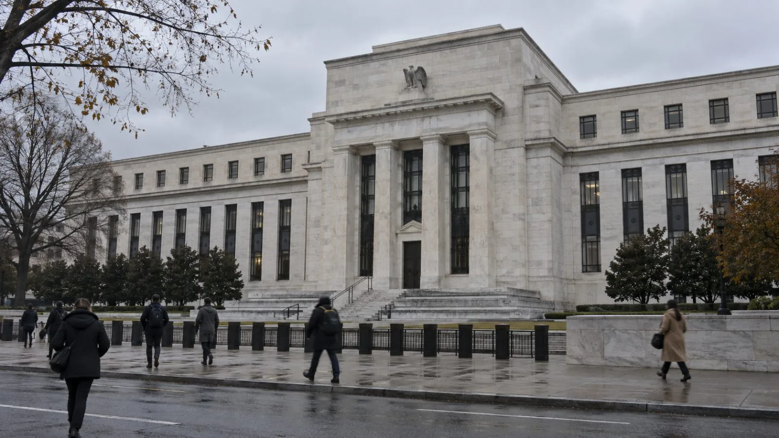 Pedestrians pass the Federal Reserve headquarters in Washington, D.C. (AI-generated image / EconoTimes)