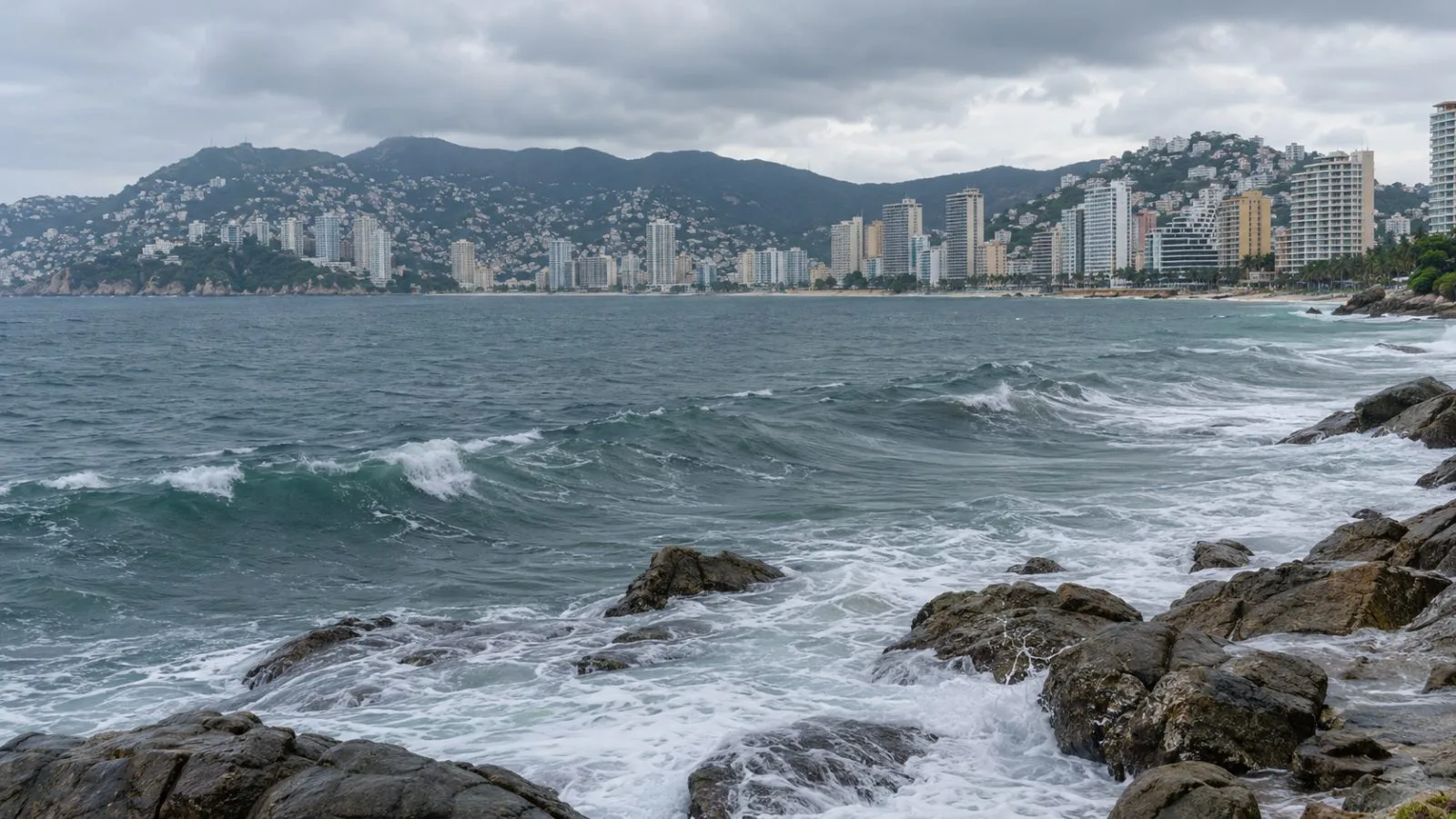 Pacific swells approach the shoreline beneath low clouds in Acapulco, Mexico (AI-generated image / EconoTimes)