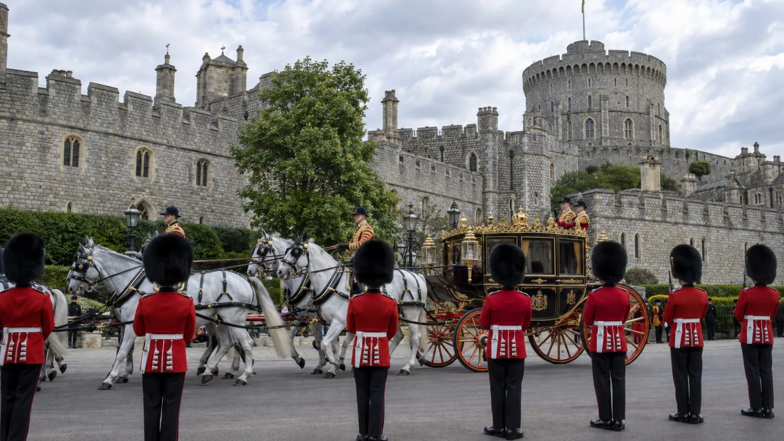 A horse-drawn carriage passes uniformed guards at Windsor Castle in Windsor, England. (AI-generated image / EconoTimes)
