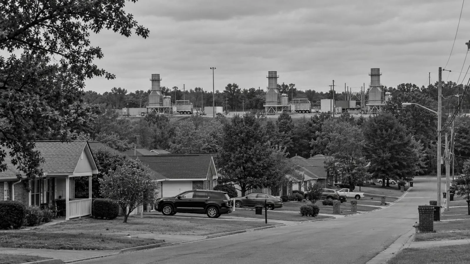 Homes line a residential street near an industrial power facility in Southaven, Mississippi. (AI-generated image / EconoTimes)