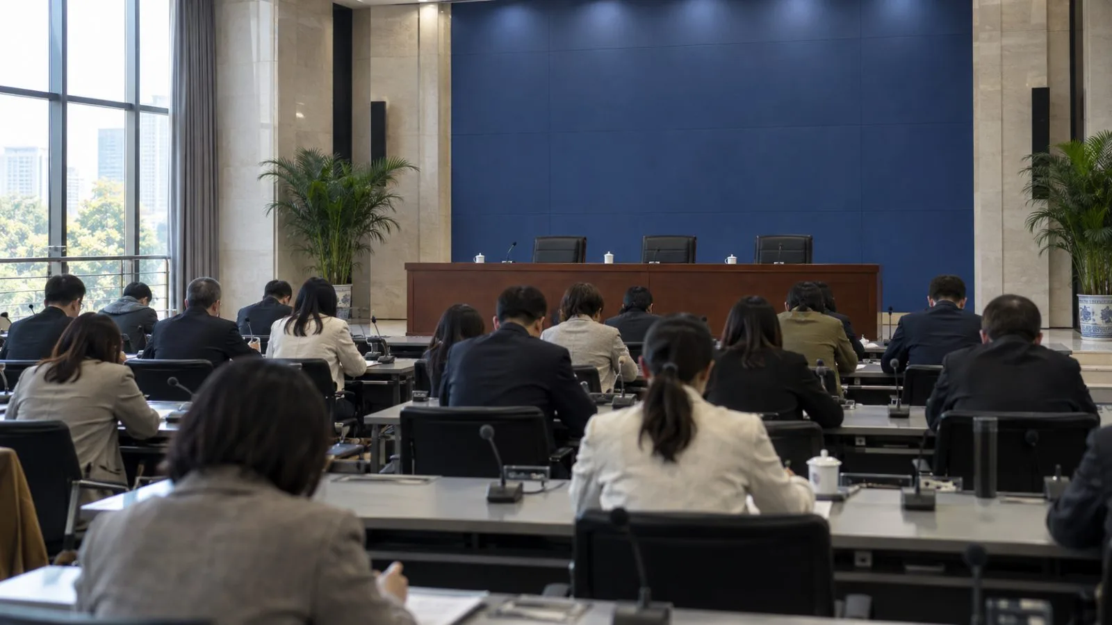 Reporters sit behind microphones at a Foreign Ministry briefing in Beijing. (AI-generated image / EconoTimes)