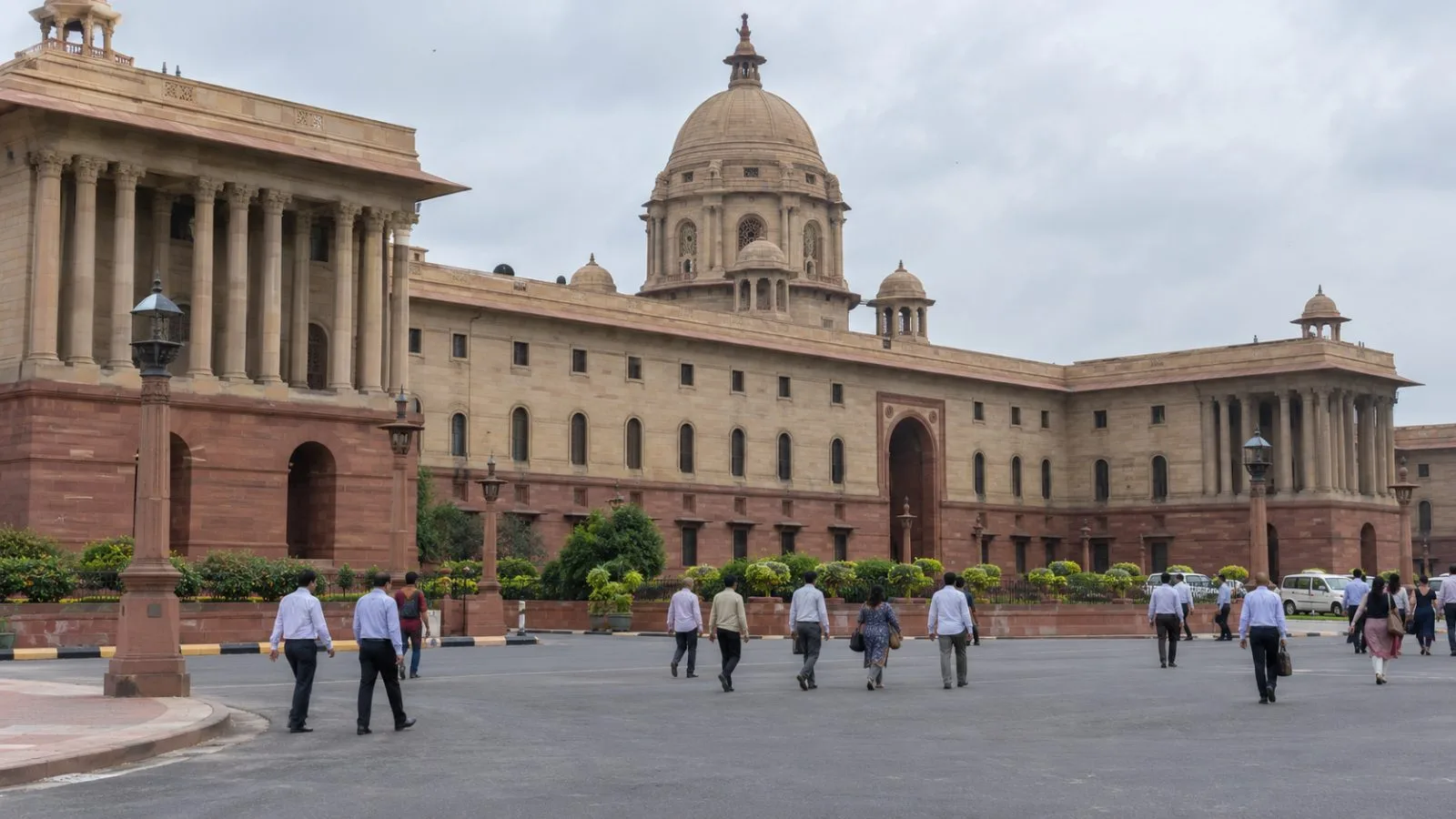 Government staff enter the Ministry of Home Affairs at North Block in New Delhi. (AI-generated image / EconoTimes)