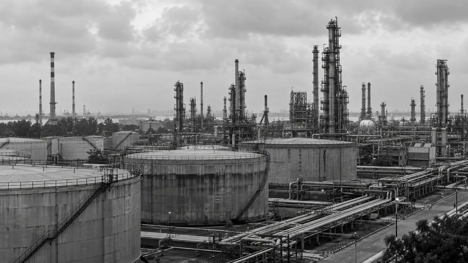 Steam drifts above refinery distillation columns at Indian Oil’s Panipat complex in Haryana. / EconoTimes.ai (mono)
