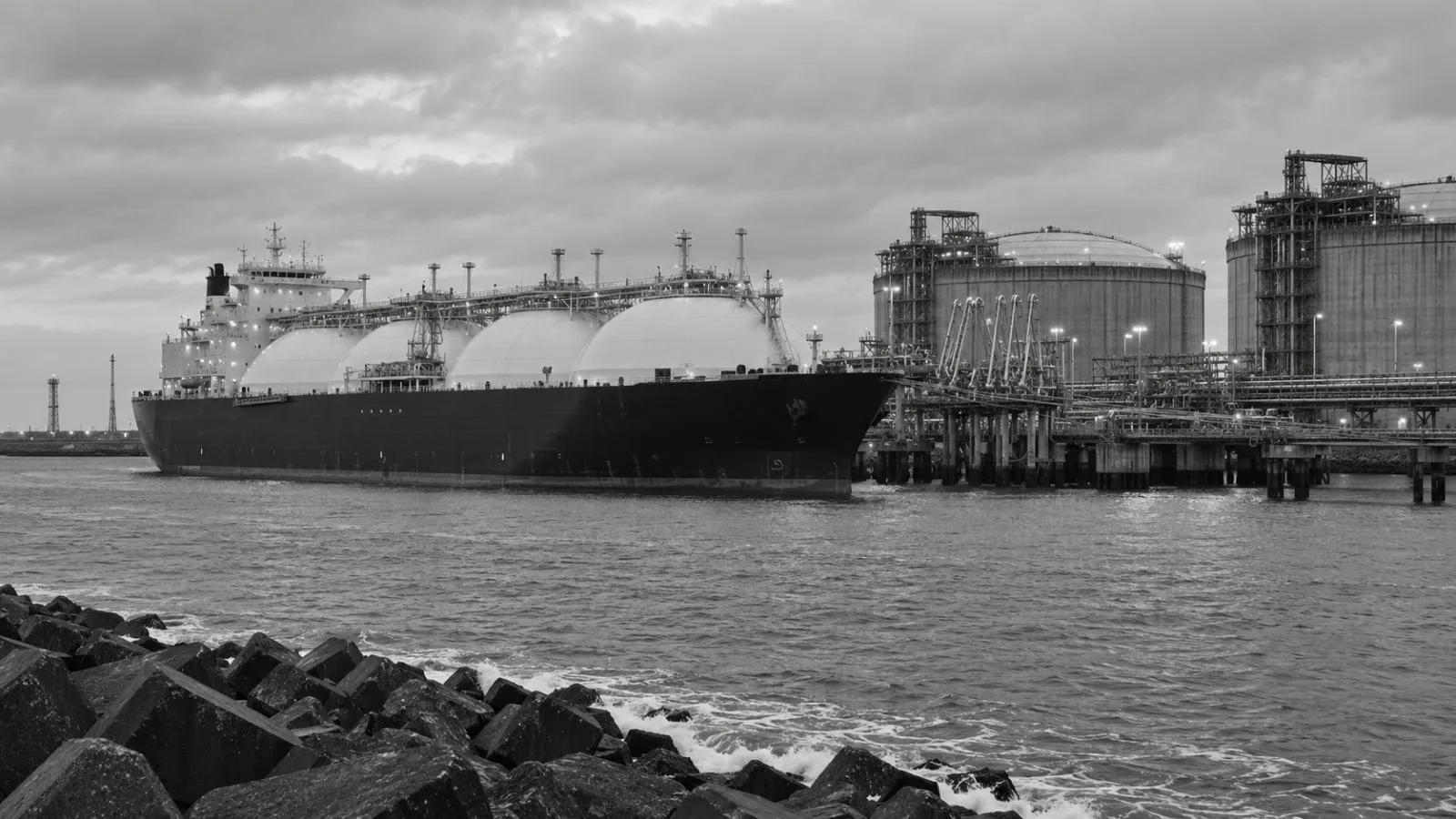 An LNG carrier sits beside loading arms at the Zeebrugge terminal in Belgium. (AI-generated image / EconoTimes)