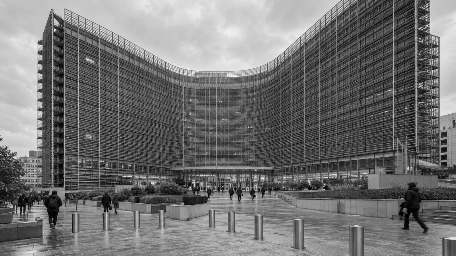 Pedestrians pass the European Commission’s Berlaymont building in Brussels, Belgium. (AI-generated image / EconoTimes)