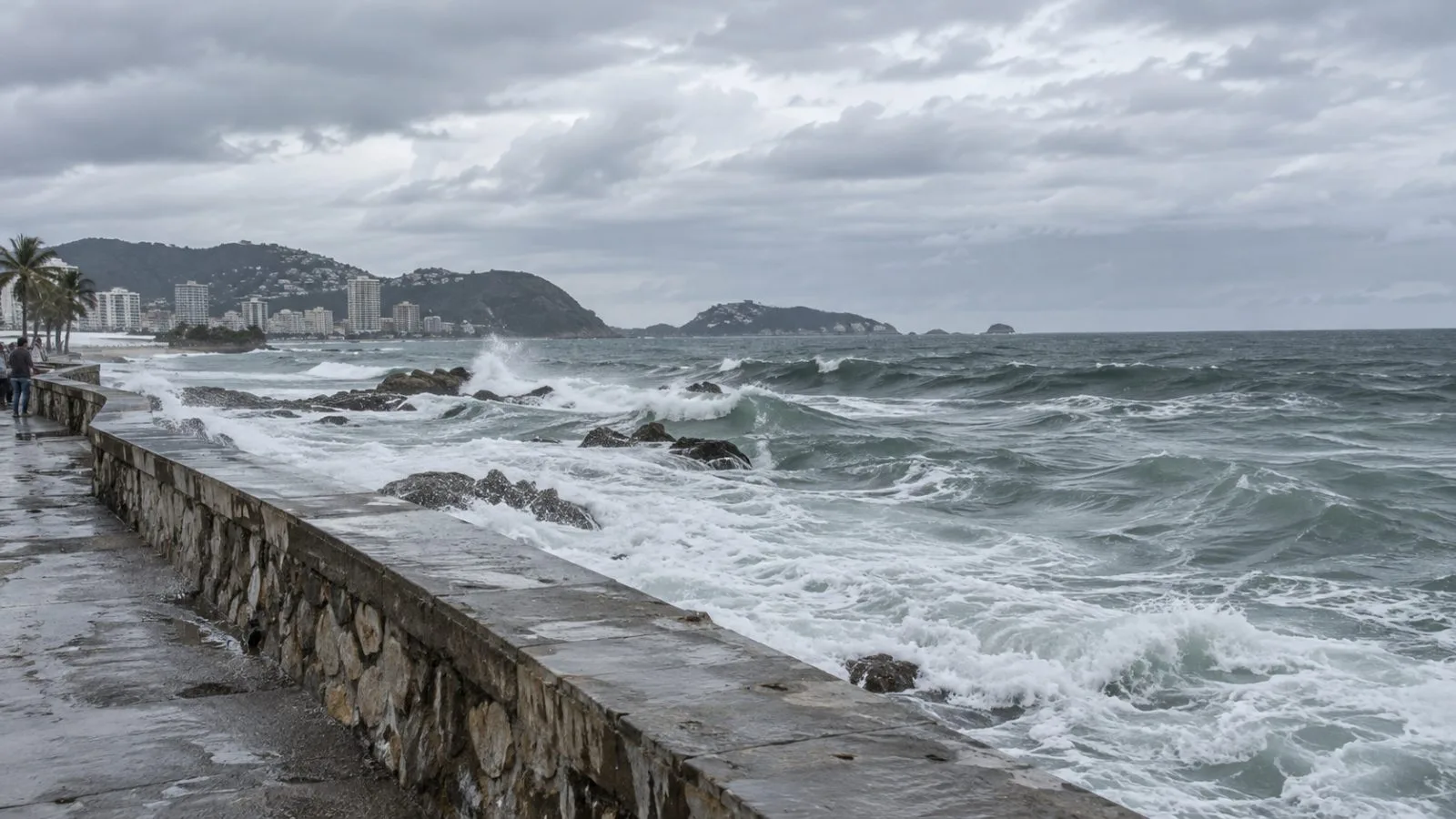 Rough Pacific surf breaks beneath low clouds along Acapulco’s coast in Guerrero, Mexico. (AI-generated image / EconoTimes)