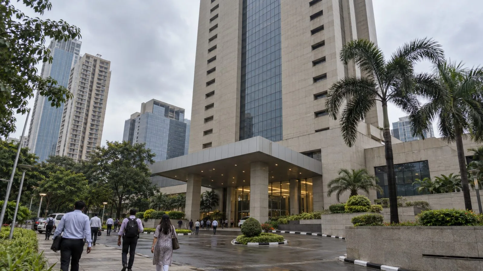 IDBI Tower rises above a Mumbai street in the Cuffe Parade district. / EconoTimes.ai
