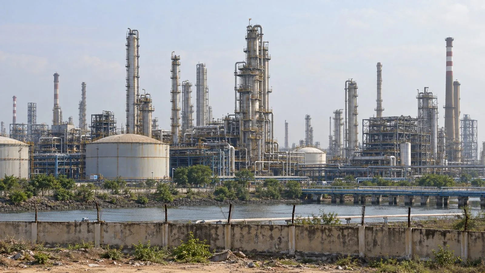 Distillation columns and pipe racks rise at Chennai Petroleum’s Manali refinery in Chennai, India. (AI-generated image / EconoTimes)