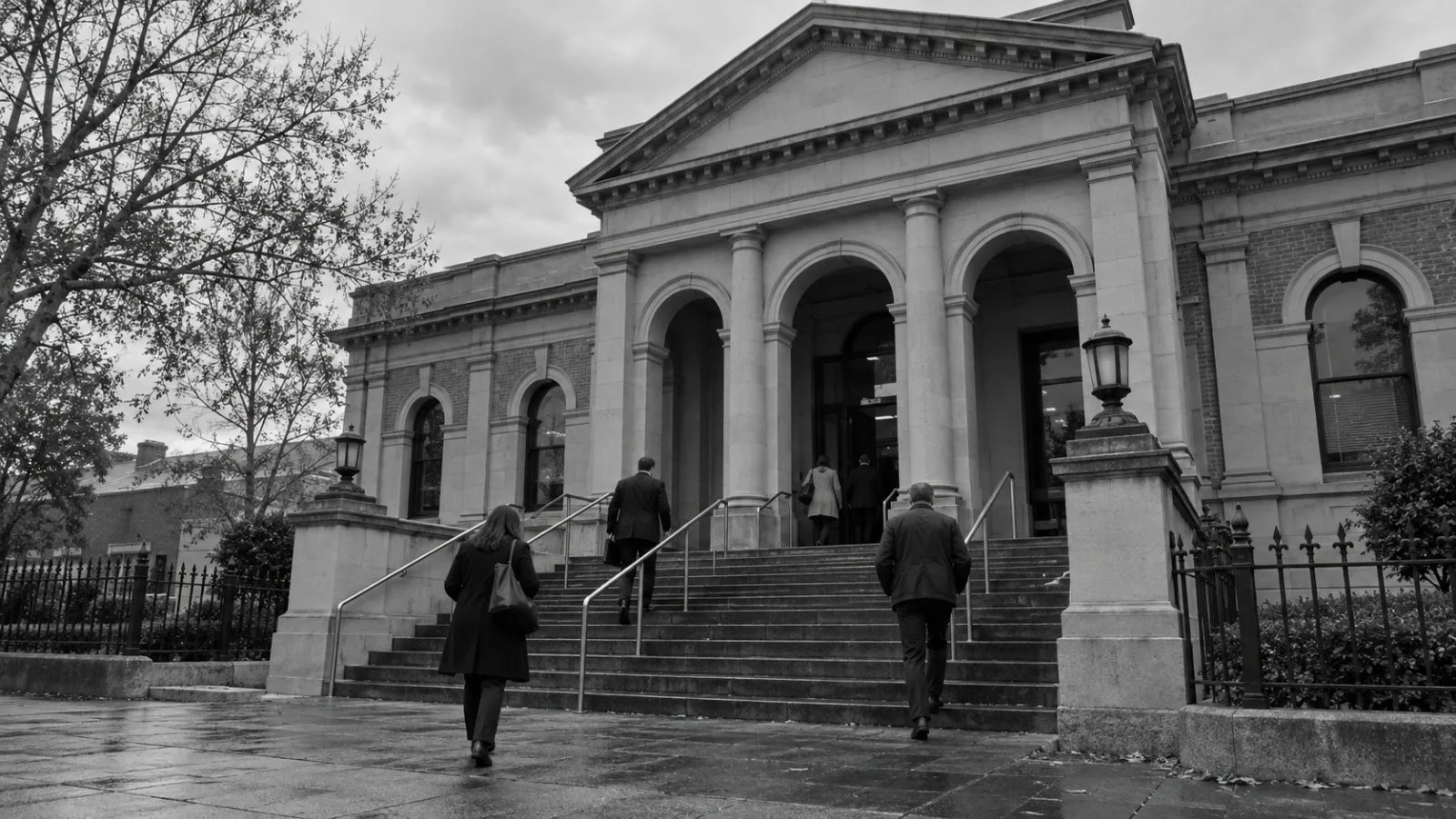 Visitors enter Wangaratta Magistrates’ Court in Wangaratta, Victoria, Australia. (AI-generated image / EconoTimes)