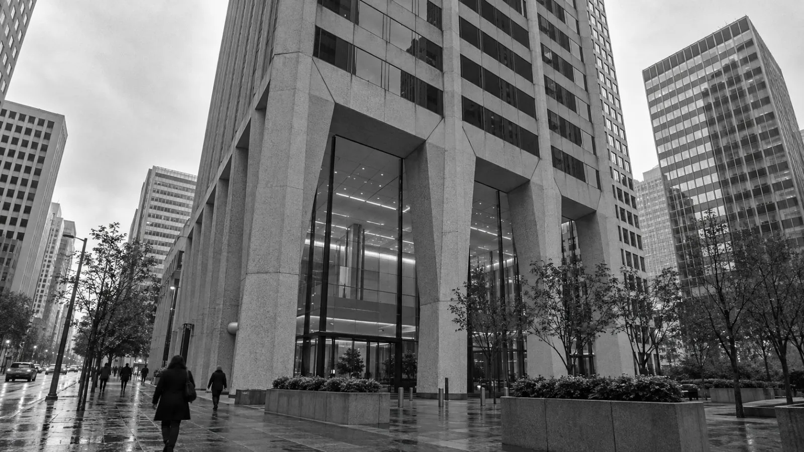 Pedestrians pass the office tower at 350 California Street in San Francisco’s Financial District. (AI-generated image / EconoTimes)