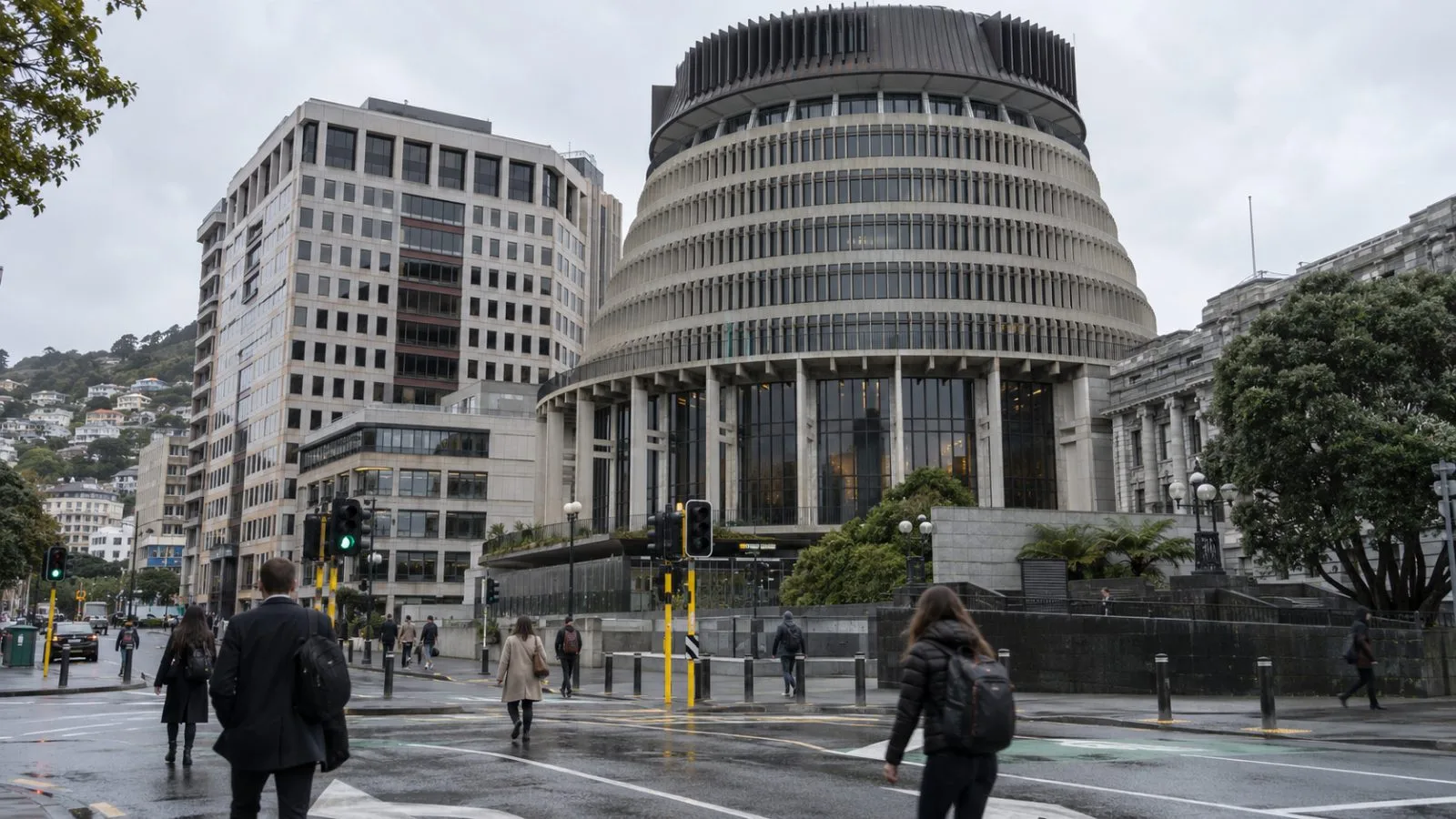 Pedestrians pass the Reserve Bank of New Zealand building in Wellington. (AI-generated image / EconoTimes)