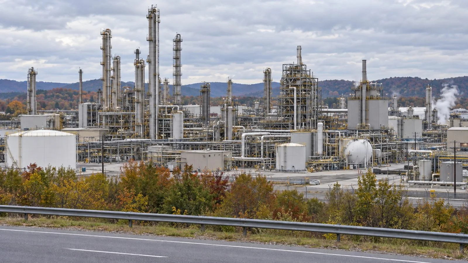 Process towers and pipework fill the Eastman Chemical complex in Kingsport, Tennessee (AI-generated image / EconoTimes)