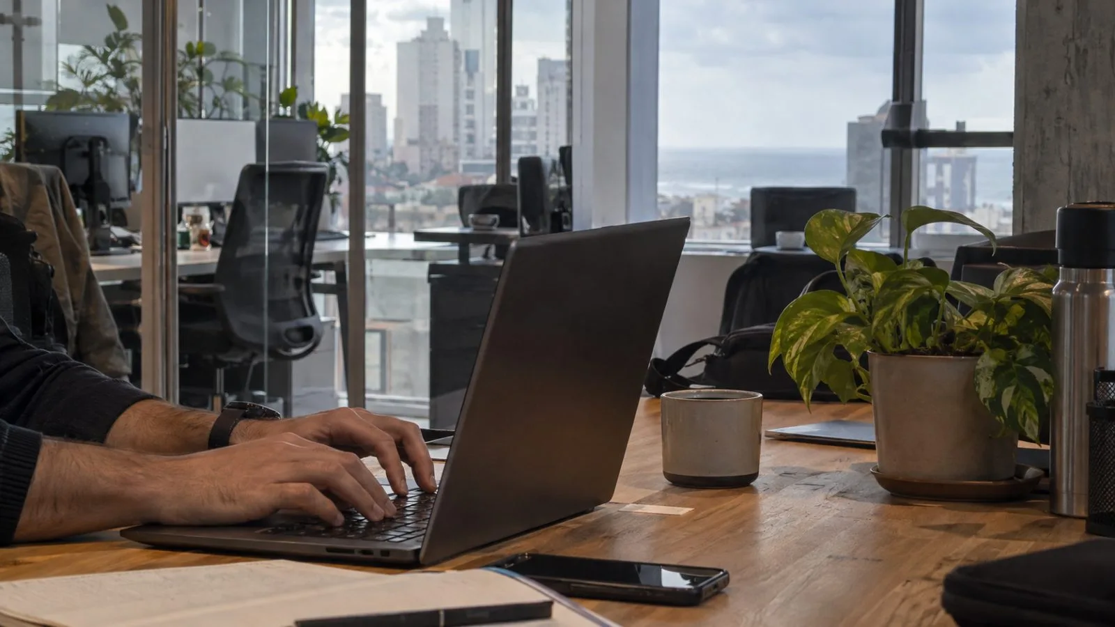 Anonymous hands use a laptop at a StarkWare office in Netanya, Israel / EconoTimes.ai
