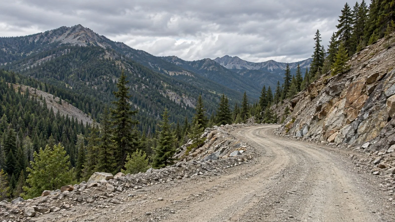A gravel access road crosses the historic Stibnite mining district near Yellow Pine, Idaho. (AI-generated image / EconoTimes)