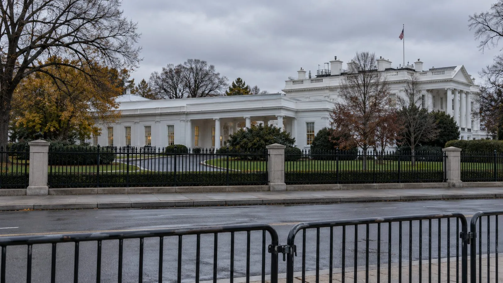 The White House West Wing stands behind security barriers in Washington, D.C. (AI-generated image / EconoTimes)