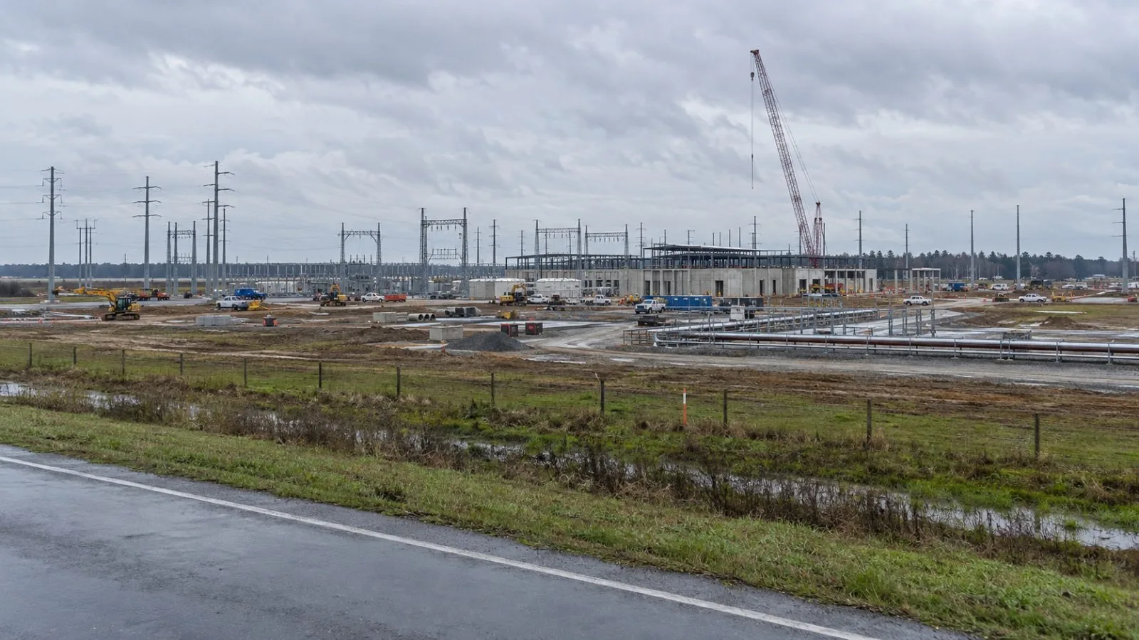 A crane stands beside a data-center construction site near Rayville, Louisiana. (AI-generated image / EconoTimes)