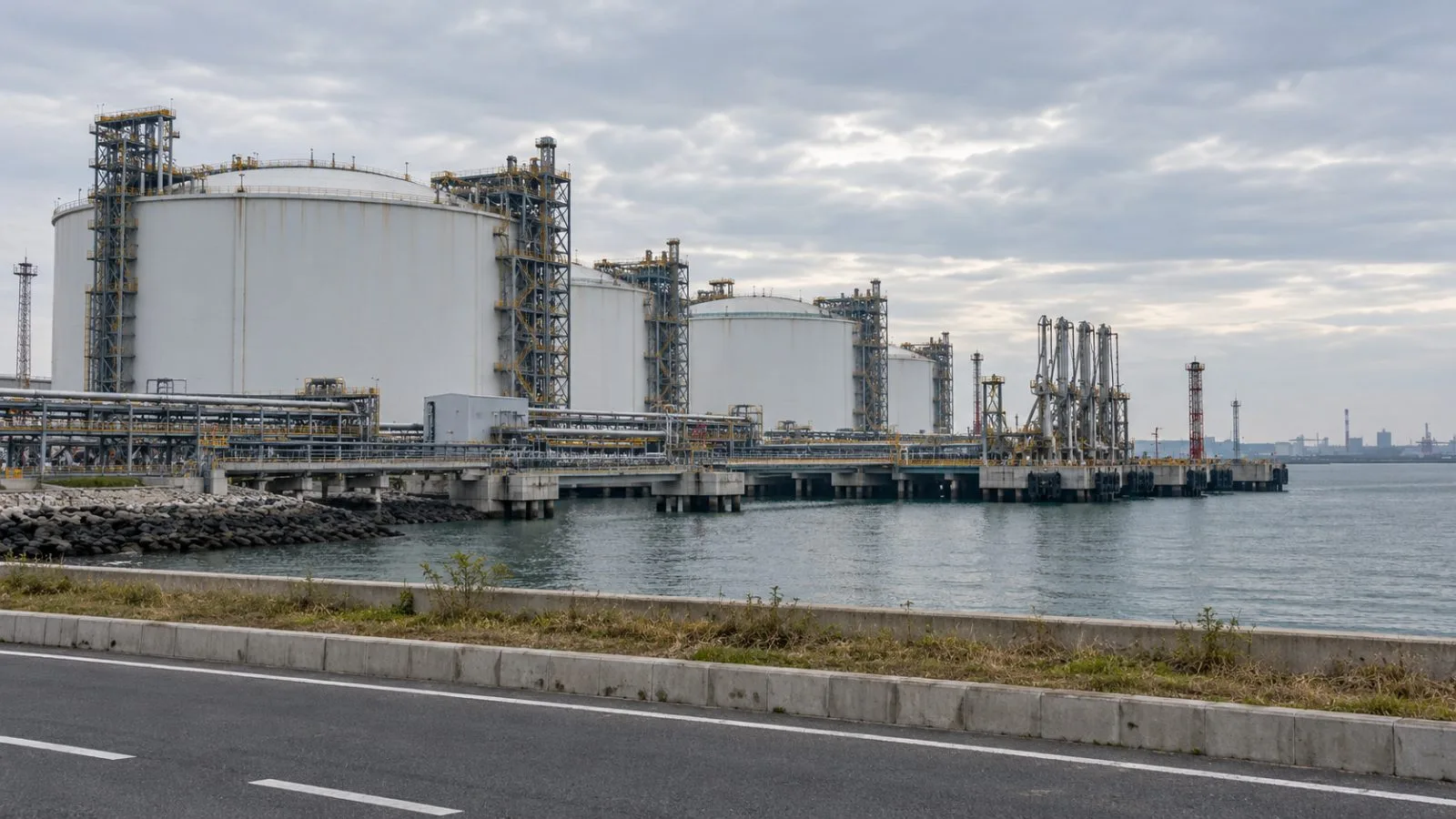 LNG storage tanks and dockside pipes stand at Tianjin’s Nangang Industrial Zone. (AI-generated image / EconoTimes)