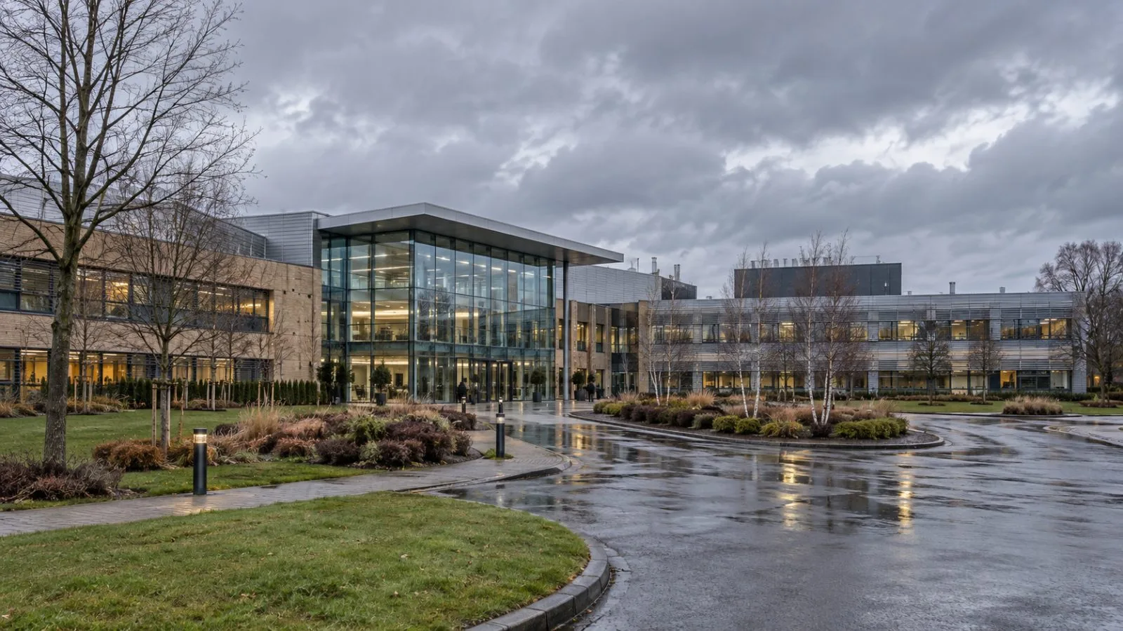 ECMWF’s headquarters stands in Shinfield Park, Reading, beneath low autumn clouds. / EconoTimes.ai