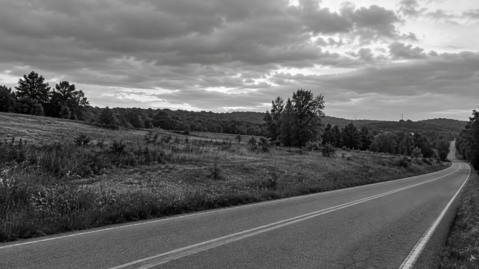 A broad undeveloped parcel lies beside Charleston Road in Buffalo, West Virginia. (AI-generated image / EconoTimes)