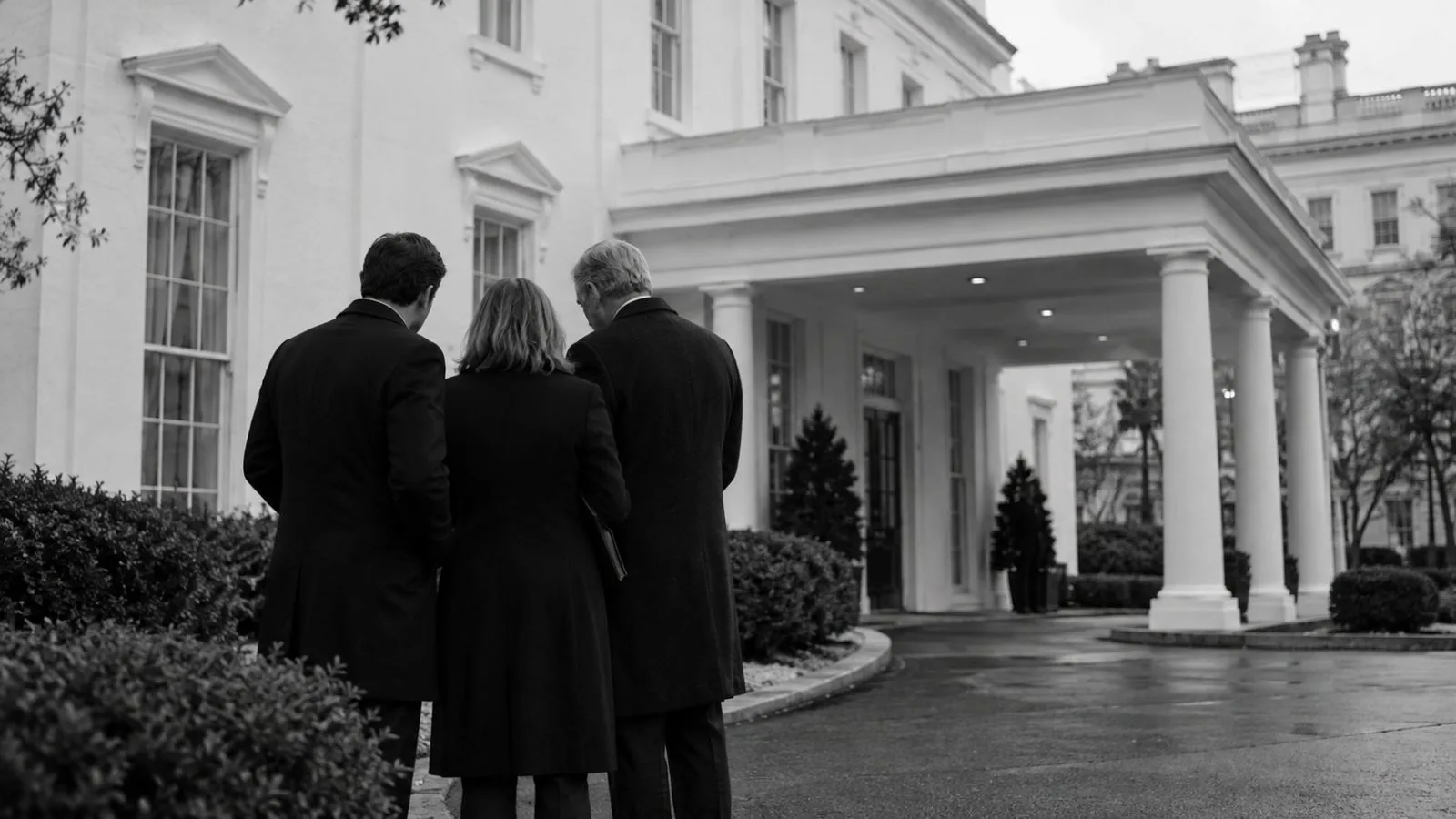 Administration aides confer outside the West Wing of the White House in Washington, D.C. (AI-generated image / EconoTimes)
