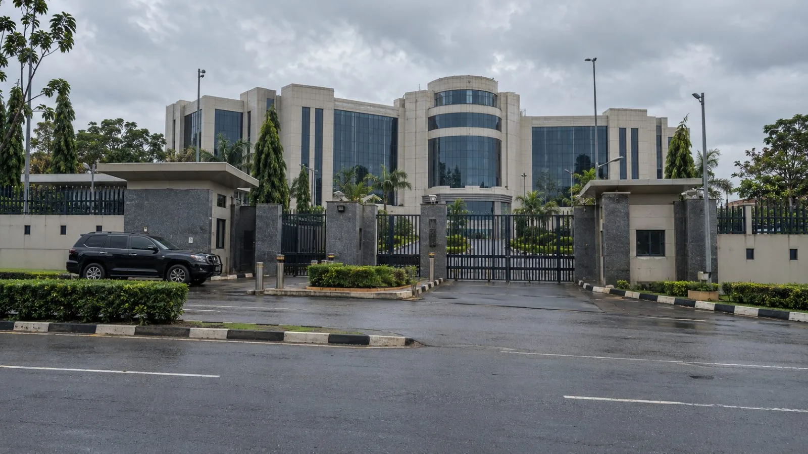 A police vehicle waits outside Nigeria Police Force headquarters in Abuja, Nigeria. (AI-generated image / EconoTimes)