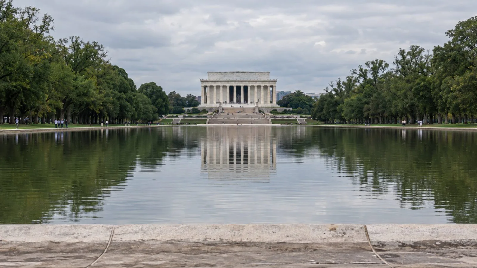 Water fills most of the Lincoln Memorial Reflecting Pool in Washington, D.C. (AI-generated image / EconoTimes)