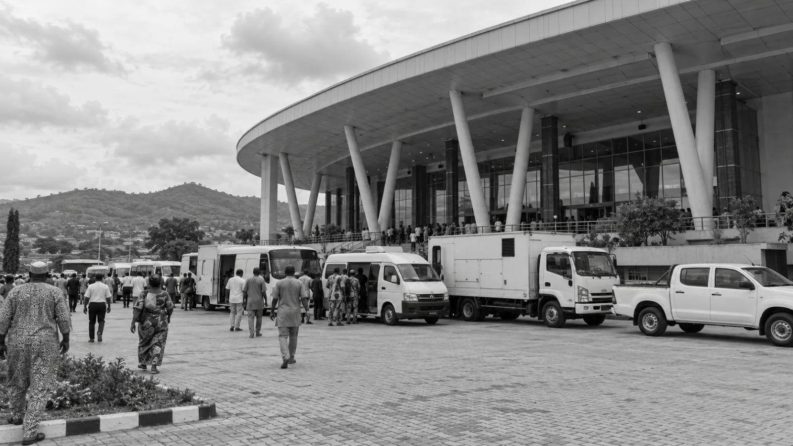 Campaign vehicles line the grounds outside Ekiti Parapo Pavilion in Ado-Ekiti, Nigeria. (AI-generated image / EconoTimes)
