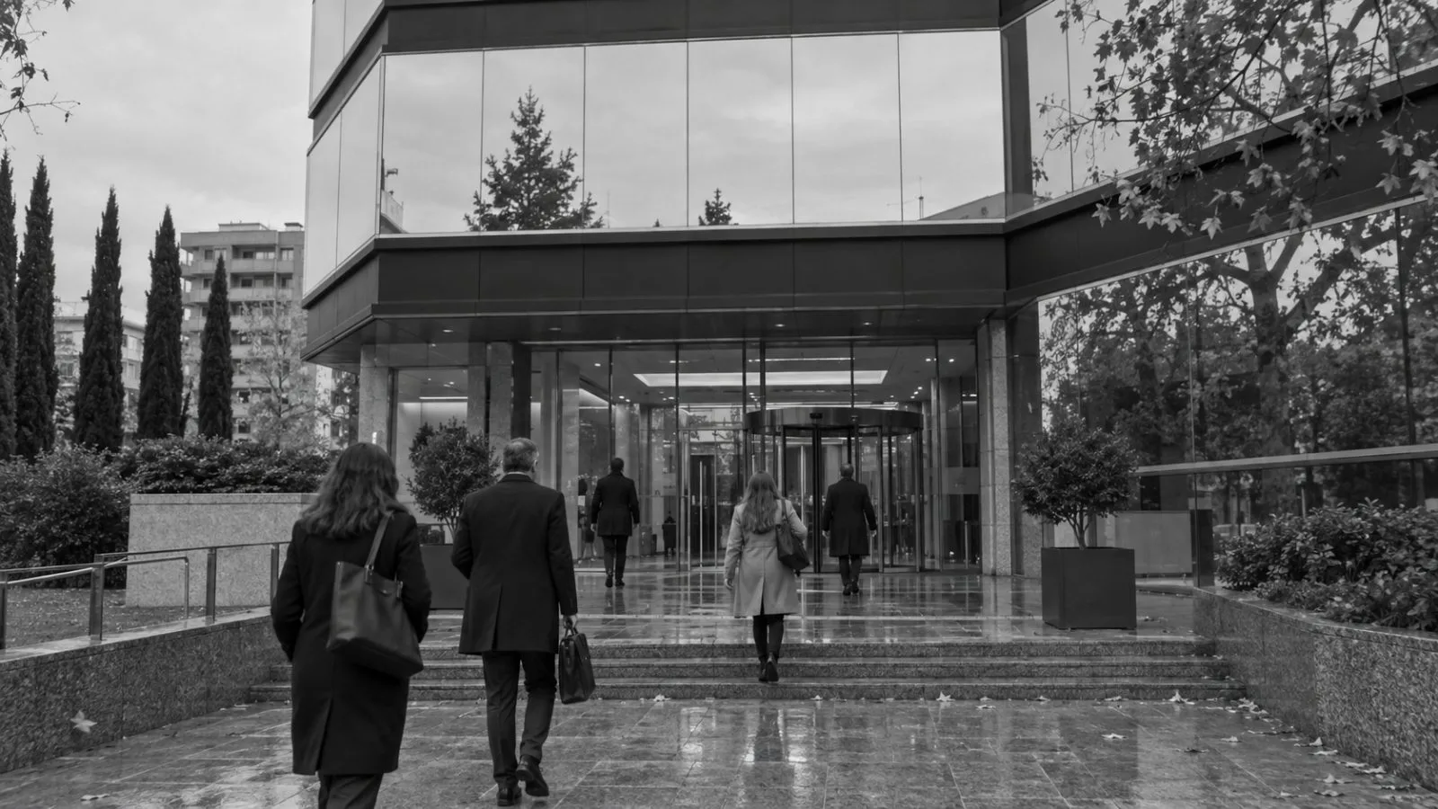 A pedestrian passes the securities regulator’s headquarters on Calle Edison in Madrid. / EconoTimes.ai (mono)