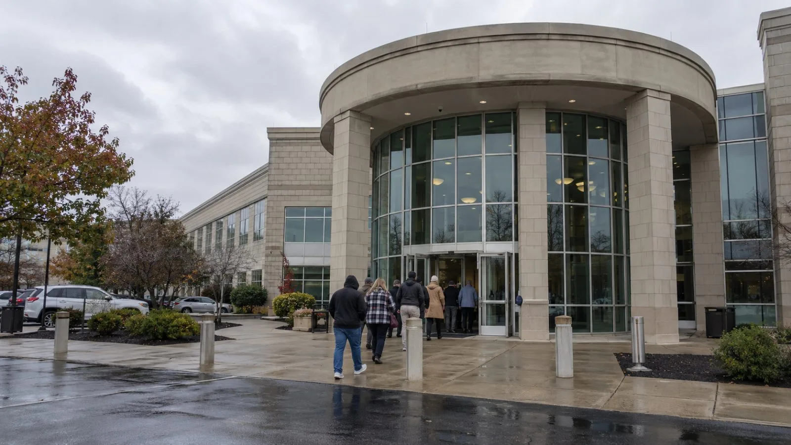 Voters enter an early voting center in Columbus, Ohio, on an overcast afternoon. (AI-generated image / EconoTimes)